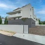 Neos House